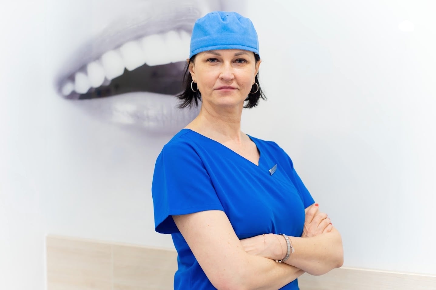 Portret lekarki stomatolog w niebieskim uniformie i czepku