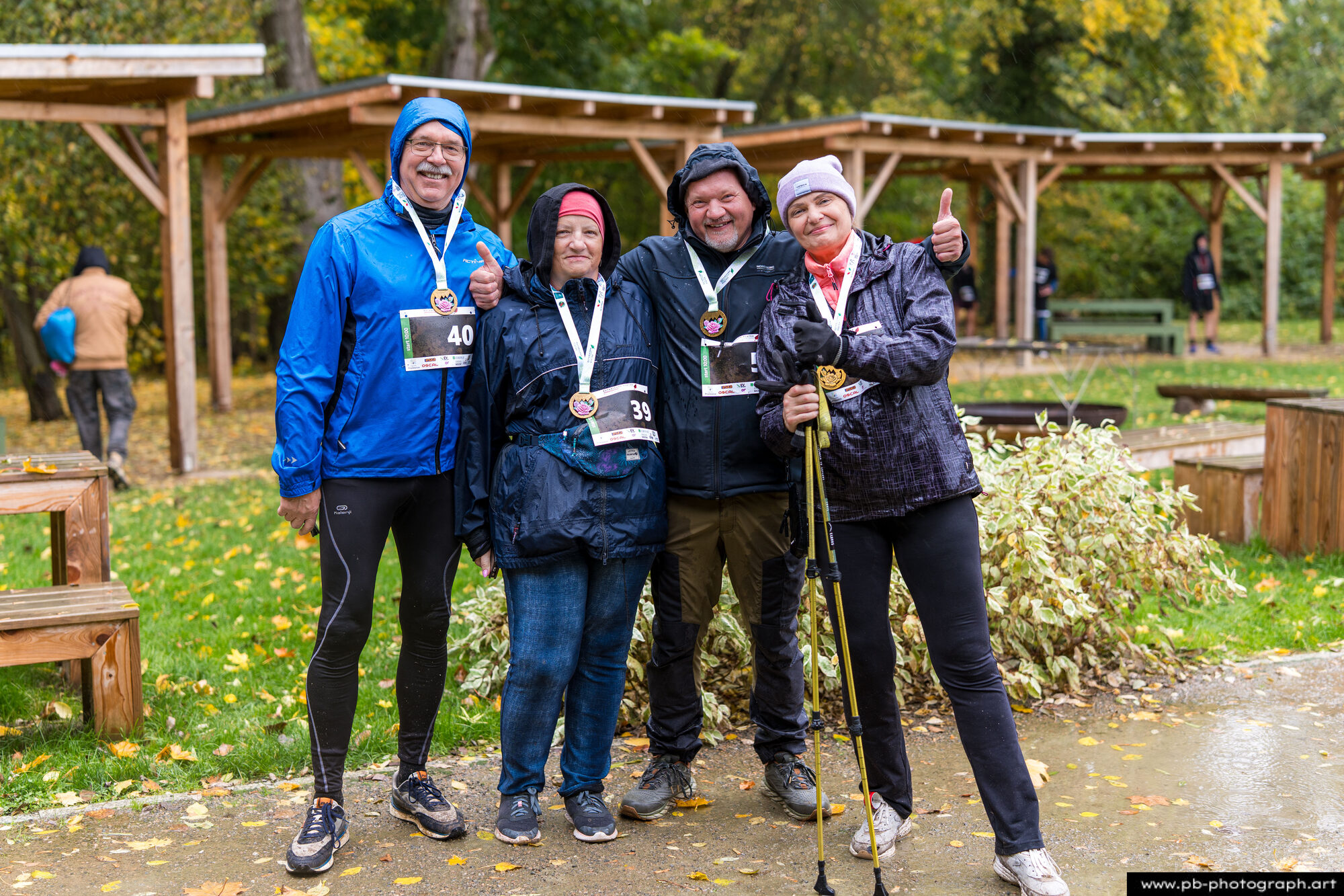Grupa uczestników z medalami pozuje do pamiątkowego zdjęcia po biegu w Przelewicach